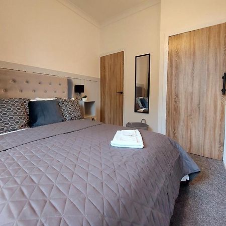 شقة Modern & Bright, G/F, 1Br Apt. Real Hidden Gem هاميلتون المظهر الخارجي الصورة
