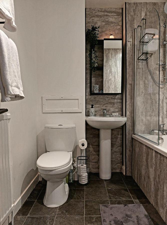 شقة Modern & Bright, G/F, 1Br Apt. Real Hidden Gem هاميلتون المظهر الخارجي الصورة